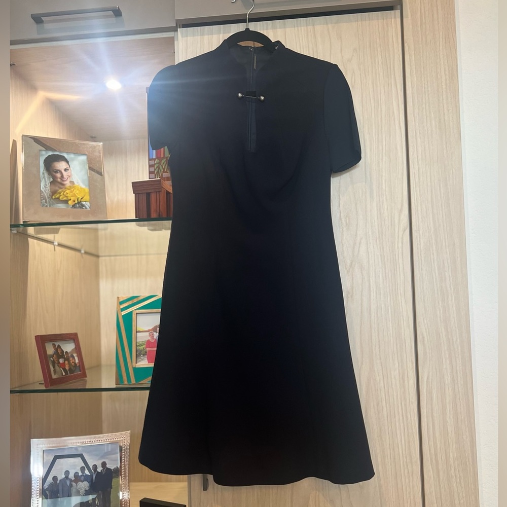 Elie Tahari Navy dress. Perfect for a work dinner